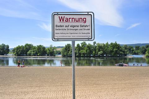 Zahlreiche Schilder weisen am Rhein auf die Gefahr des Stroms hin. Archivfoto: Thomas Schmidt