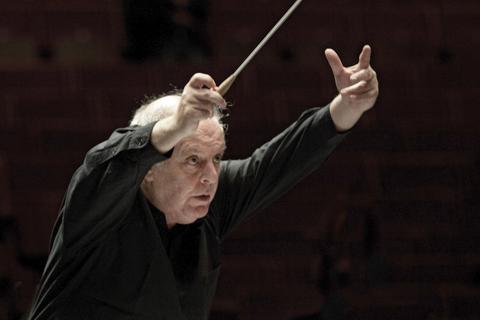 Der Pianist und Dirigent Daniel Barenboim und das von ihm geleitete West-Eastern Divan Orchestra werden mit dem Rheingau-Musik-Preis 2020 ausgezeichnet Foto: dpa