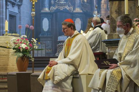 Der umstrittene Kölner Kardinal Rainer Maria Woelki (links) leitete den Gedenkgottesdienst für Erzbischof Heribert. Rechts sitzt Propst am Dom Tobias Schäfer.  Foto: Domgemeinde Worms/Martina Bauer