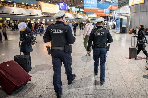 Sicherheitskräfte in Alarmstellung: Bundespolizisten im Terminal 1 des Frankfurter Flughafens. Foto: Frank Rumpenhorst/dpa