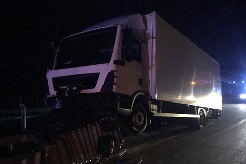Auf der A66 am Wiesbadener Kreuz war der Lkw auf der Leitplanke zum stehen gekommen. Foto: Feuerwehr Wiesbaden