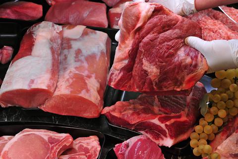 60 Kilo reines Fleisch landen jährlich pro Kopf auf den Teller. Foto: dpa