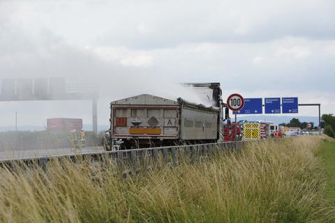 Die rauchende Batterieladung des Lastwagen auf der A3 nahe des Wiesbadener Kreuz. Foto: 5vision.media