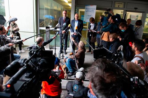 Umringt von Medienvertretern: Dirk Metz (rechts am Mikrofon) verkündet eine Stellungnahme der Familie Lübcke beim Prozessauftakt vor dem Oberlandesgericht Frankfurt. Links neben ihm steht Holger Matt, Anwalt der Familie. Archivfoto: dpa 