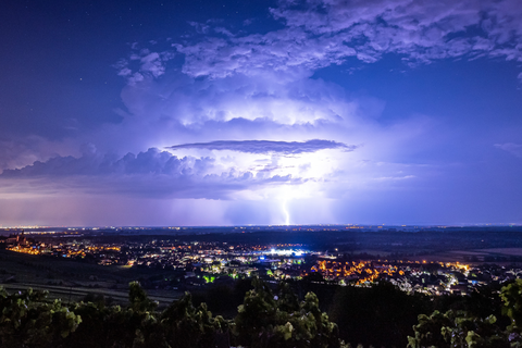 Ein massives Gewitter entlädt sich über der Rhein-Main-Region. Foto: Andreas Lerg