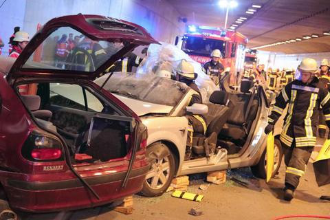 Ein Zusammenstoß eines Minivans mit einem Kleinwagen im Hechtsheimer Tunnel: So sah das Szenario der Rettungsübung aus. Foto: hbz/Harry Braun