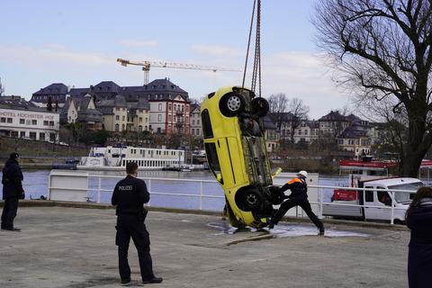 Die Feuerwehr hat bei Frankfurt Höchst ein Auto aus dem Main gezogen. Foto: 5vision.media
