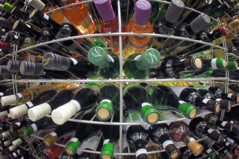 Trotz der Lieferengpässe bei Weinflaschen, Etiketten und Verschlüssen rechnet das DWI hierzulande nicht mit einer Weinknappheit. Symbolfoto: dpa