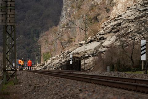 Am 15. März waren bei Kestert schwere Schieferplatten und Geröll auf die Schienen am Rhein gekracht.  Foto: Thomas Frey/dpa