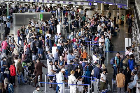 Am Ferienfreitag werden die Schlangen an den Check-in-Schaltern des Frankfurter Flughafens nicht kürzer. Es ist eine Belastungsprobe für das ohnehin knappe Personal.  Foto: Sascha Kopp
