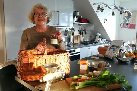Ute Haufe präsentiert ihr in Salz konserviertes Suppengrün. Schnell zur Hand ist es die Basis vieler toller Gerichte.
