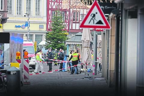 Polizei und Rettungsdienste sind rund um die Trierer Fußgängerzone im Einsatz. Foto: dpa