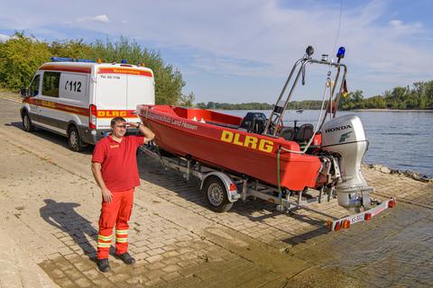 Am Kornsand in Geinsheim funktioniert das Slippen der großen Boote noch problemlos, erläutert Jens Förster, Kreisverbandsleiter der DLRG.   Foto: Robert Heiler