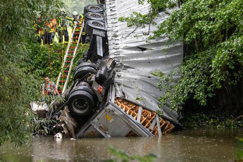 Der abgestürzte Lkw an der Kinzigtalbrücke der A66. Foto: dpa