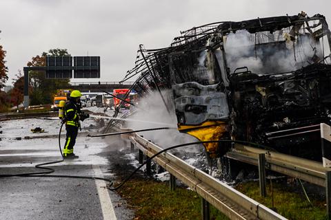Ein Lkw ist am Dienstag auf der A5 komplett ausgebrannt. Foto: 5vision Media