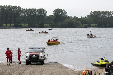Einsatzkräfte aus dem ganzen Kreis beteiligten sich am Sonntagnachmittag an der Suche nach der vermissten Frau, die ihm Rhein in den Fluten verschwand. Foto: Vollformat / Robert Heiler 
