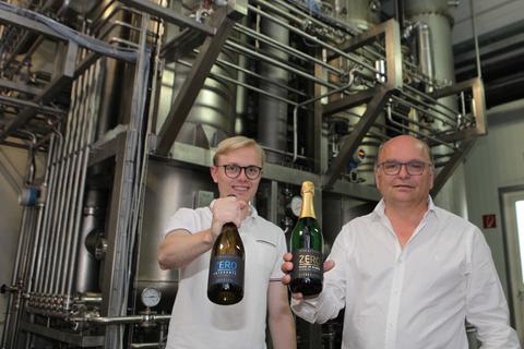 Johannes (l.) und Wolfgang Trautwein produzieren in ihrer Weinkellerei in Lonsheim bei Alzey schon seit 2014 alkoholfreien Wein. Foto: pakalski-press/Axel Schmitz