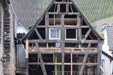 Völlig entkernt ist dieses Fachwerkhaus in Dernau im Oktober 2021 – drei Monate nach der tödlichen Hochwasser im Ahrtal. Foto: dpa