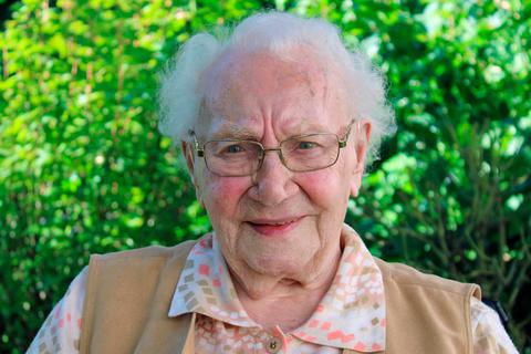 Zum Fototermin zieht es Maria Daub hinaus in den Garten des Theodor-Fliedner-Hauses. Die 108-Jährige blickt ihrem neuen Lebensjahr mit Zuversicht entgegen. Foto: Dieter Fluck 