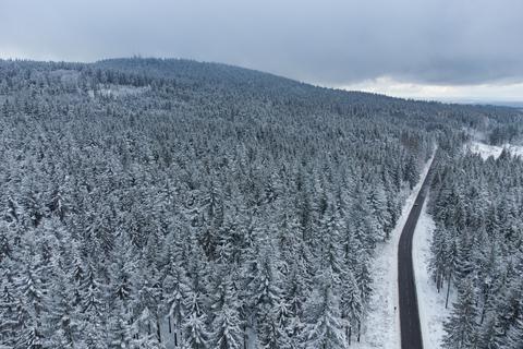 Der verschneite Feldberg im Taunus. Foto: Boris Roessler/dpa