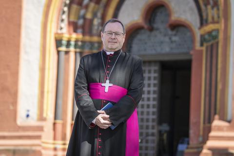 Mit seiner Haltung zur Segnung gleichgeschlechtlicher Paare macht sich der Limburger Bischof Georg Bätzing angreifbar.  Foto: dpa