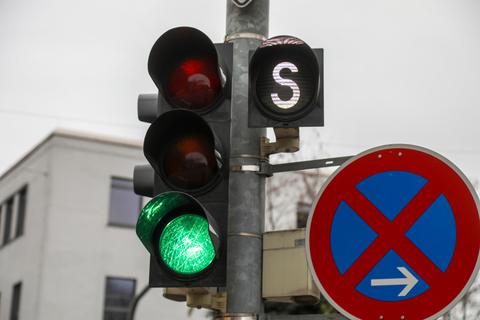 Die Polizei meldet einen Autounfall, der durch die Störung entstand. Symbolfoto: Guido Schiek 