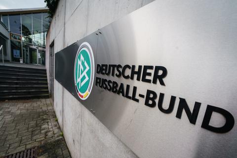 Das Logo des Deutschen Fußball-Bundes (DFB) an der DFB-Zentrale.   Foto: dpa