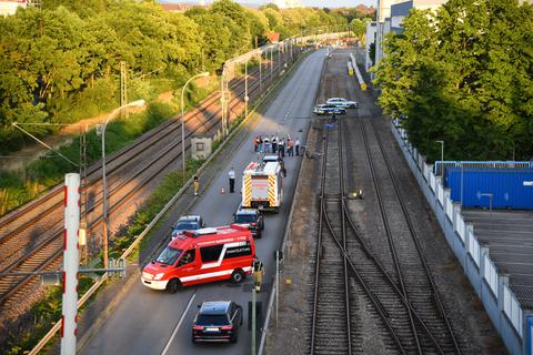 Einsatzkräfte der Polizei untersuchen einen Tatort auf der Rhenaniastraße in Mannheim.  Foto: dpa