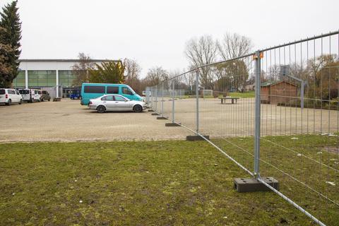 Bereits jetzt stehen die ersten Absperrungen auf dem Gelände der Martin-Buber-Schule in Groß-Gerau.  Foto: Vollformat/Volker Dziemballa
