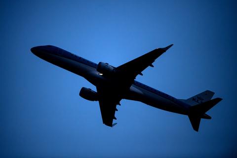 Ein Flugzeug hebt ab.  Symbolfoto: dpa