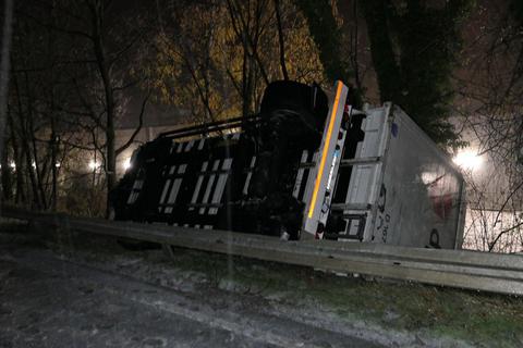 Der Anhänger eines Lkw liegt nach einem Unfall auf der Bundesstraße 47 bei Lorsch neben einer Leitplanke. In Südhessen registrierte die Polizei mehr als 40 witterungsbedingte Unfälle. Foto: dpa