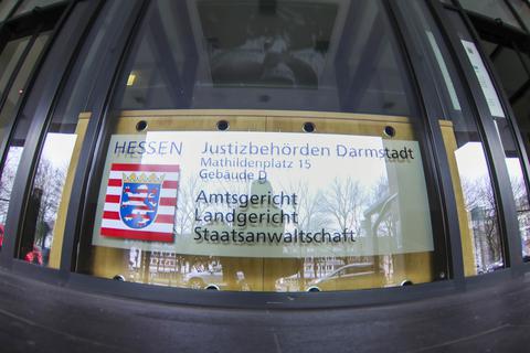 Das Landgericht Darmstadt will auch die "rechte Hand" der hessischen Justizministerin anhören. Foto: Guido Schiek 