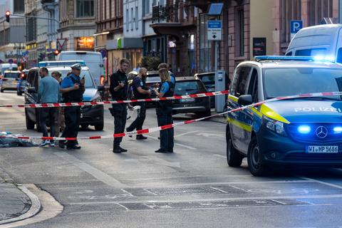 Polizeiabsperrung im Frankfurter Bahnhofsviertel nach einer Messerstecherei. Foto: 5vision.media