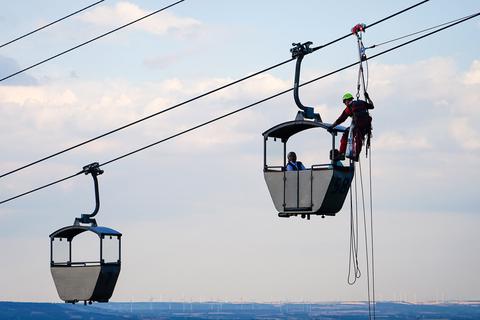 Die Seilbahn in Rüdesheim kam am Freitagabend durch einen technischen Defekt zum Stehen. Etliche Personen mussten durch Feuerwehr und Katastrophenschutz gerettet werden. Foto: -/5vision.Media/dpa