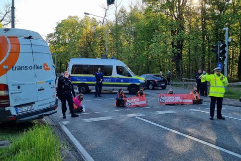 Nach einer mehrtägigen Pause haben Klima-Aktivisten der "Letzten Generation" am Mittwoch ihre Proteste in Frankfurt fortgesetzt. Foto: 5vision.media