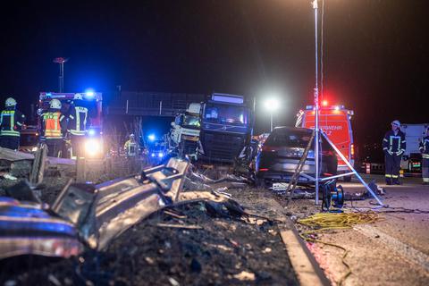 Bei dem Unfall auf der A3 bei Limburg sind sieben Personen verletzt worden. Foto: wiesbaden112.de