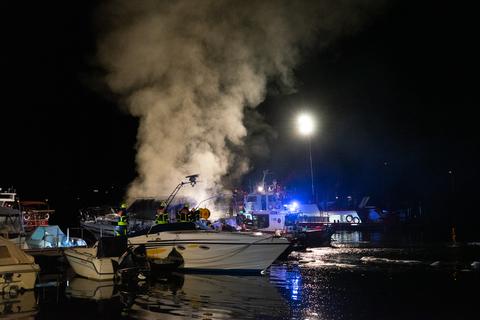 Das Sportboot in Frankfurt drohte zwischenzeitlich zu sinken.  Foto: 5vision.media 