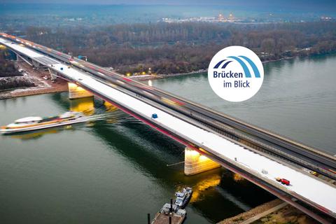 Von oben sind die beiden Teilbrücken der Schiersteiner Brücke gut zu erkennen: Im Vordergrund die neue Ostbrücke „Achse 1”, die auf den Pfeilern der alten Brücke ruht. Daneben verrichtet die Westbrücke schon seit einigen Jahren ihren Dienst und führt momentan noch Fahrzeuge in beiden Richtungen über den Rhein.