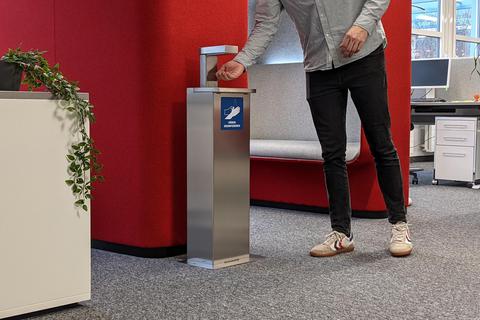 Sensorgesteuert ist die Spendersäule der Overath-Brüder, im Innern haben fünf Liter Desinfektionsmittel Platz. Das Foto wurde im Darmstädter Gründerzentrum HUB 31 aufgenommen. Dort hat Johannes Overath ein Büro. Foto: Overath Technologies