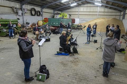 Blasmusik und Weizen: Der Musikverein Lyra probt in einer landwirtschaftlichen Halle. Foto: HBZ - Stefan F. Sämmer