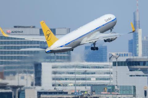 Ein Passagierflugzeug der Condor startet am Frankfurter Flughafen. Foto: dpa