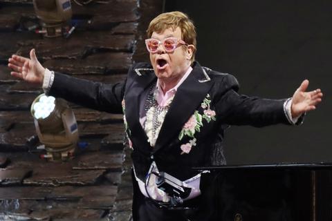 Im Frankfurter Waldstadion hat Elton John sich von seinen Fans verabschiedet. Foto: Rudolf Uhrig