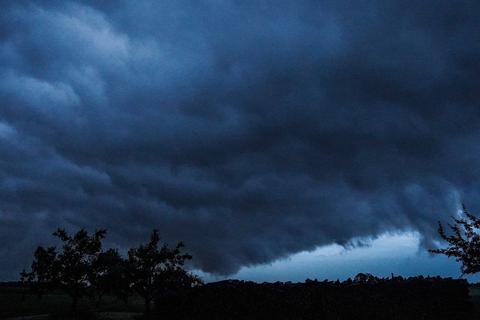 Eine Unwetterzelle mit Starkregen ist am Nachthimmel zu sehen.  Symbolfoto: dpa