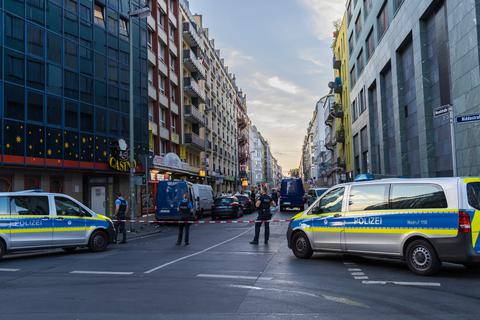 Polizeiabsperrung in der Frankfurter Moselstraße: Die Polizei hat bei einem Einsatz auf einen jungen Mann geschossen.  Foto: 5vision.media