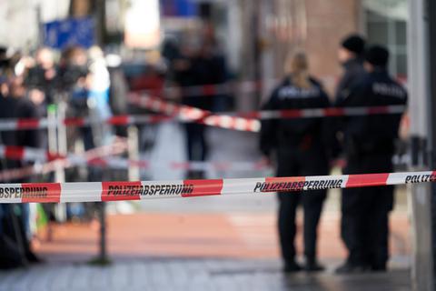 Polizeiabsperrungen am Heumarkt in Hanau. Hier wurden mehrere Menschen ermordet.  Archivfoto: dpa