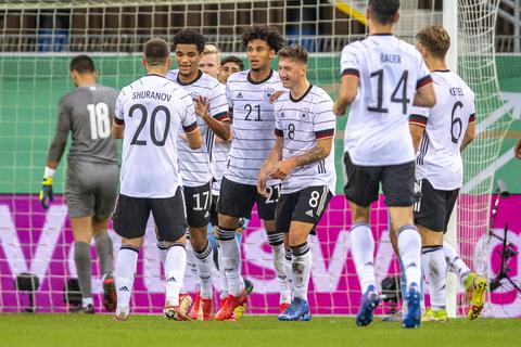 Die deutsche Mannschaft jubelt über das Tor zum zwischenzeitlichen 1:1. Foto: dpa