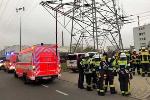 Einsatzkräfte der Feuerwehr am Umspannwerk in Biebrich, das mutmaßlich Ursache für den flächendeckenden Stromausfall am Donnerstagmorgen war. Foto: Wiesbaden112.de 