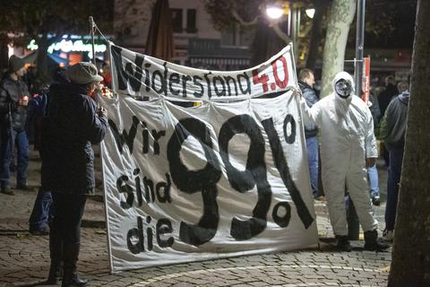 Teilnehmer einer Demo gegen die Corona-Beschränkungen vor der Paulskirche in Frankfurt.  Foto: dpa