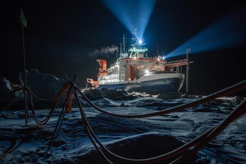 Das Forschungsschiff "Polarstern" erhllt die Nacht im ewigen Eis. Das Foto vom Schiff stammt aus einem Bildband von Esther Horvath. Fotos: Horvarth/Prestel 