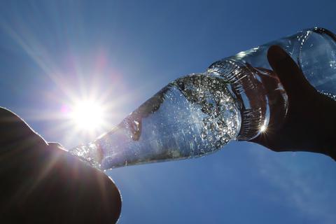 Am Wochenende wird es richtig heiß, da gilt es viel zu trinken. Symbolfoto: dpa